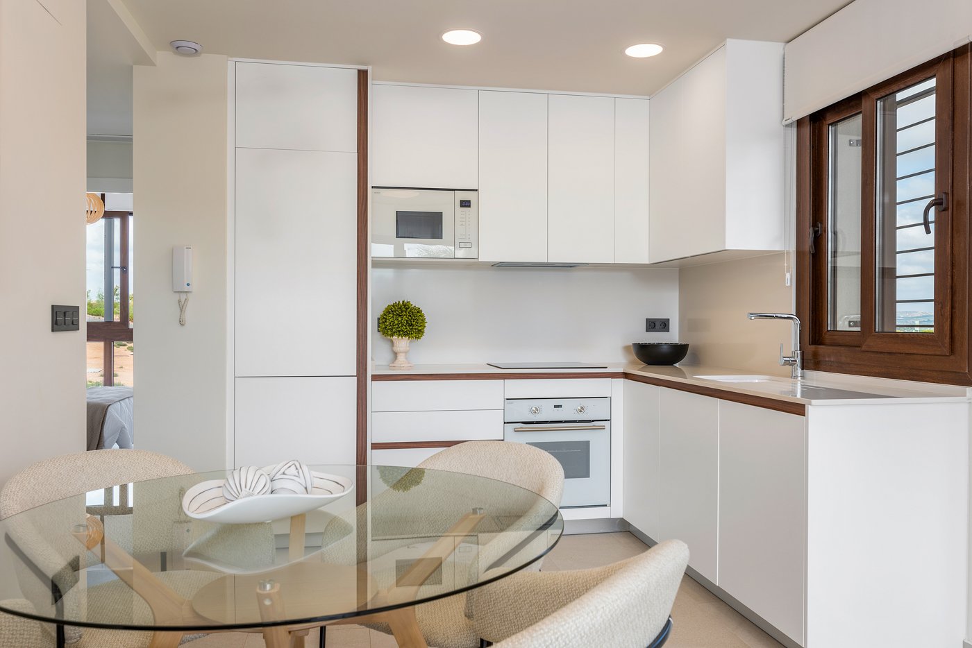  In der charmanten Stadt Torrevieja gelegen, bietet dieser Wohnkomplex eine Auswahl von 42 Immobilien, darunter Bungalows, High-Bungalows und Low-Bung