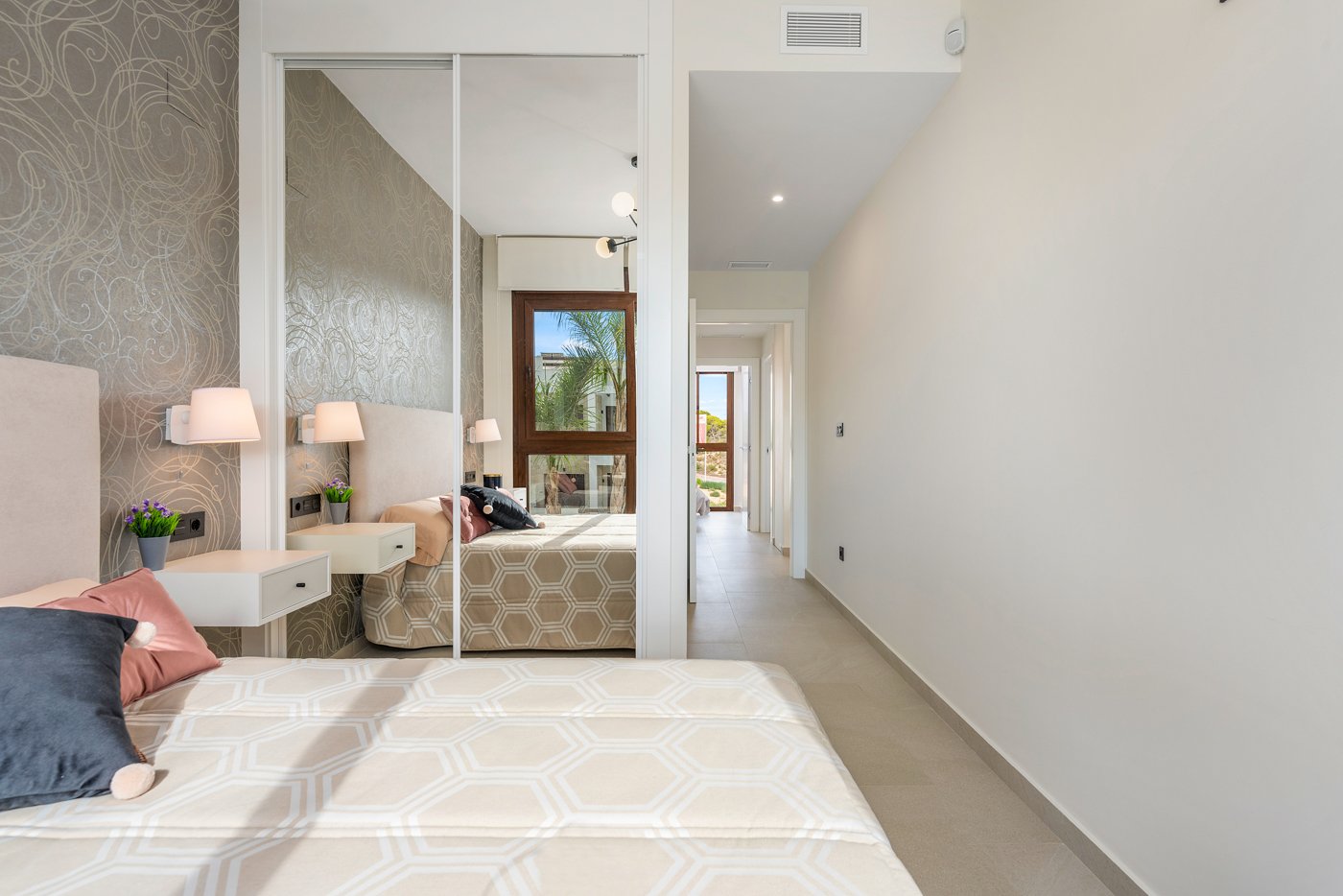  In der charmanten Stadt Torrevieja gelegen, bietet dieser Wohnkomplex eine Auswahl von 42 Immobilien, darunter Bungalows, High-Bungalows und Low-Bung