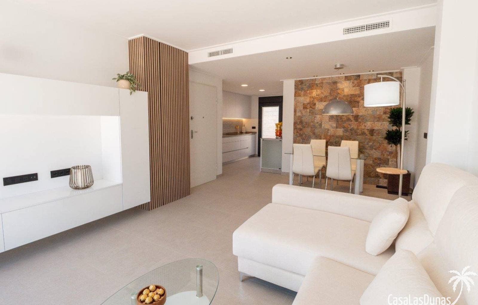  Im Herzen der Wohnanlage La Marina, in einer ruhigen Gegend, liegt dieses neue Projekt mit 15 freistehenden Villen und Doppelhaushälften. Alle Häuser