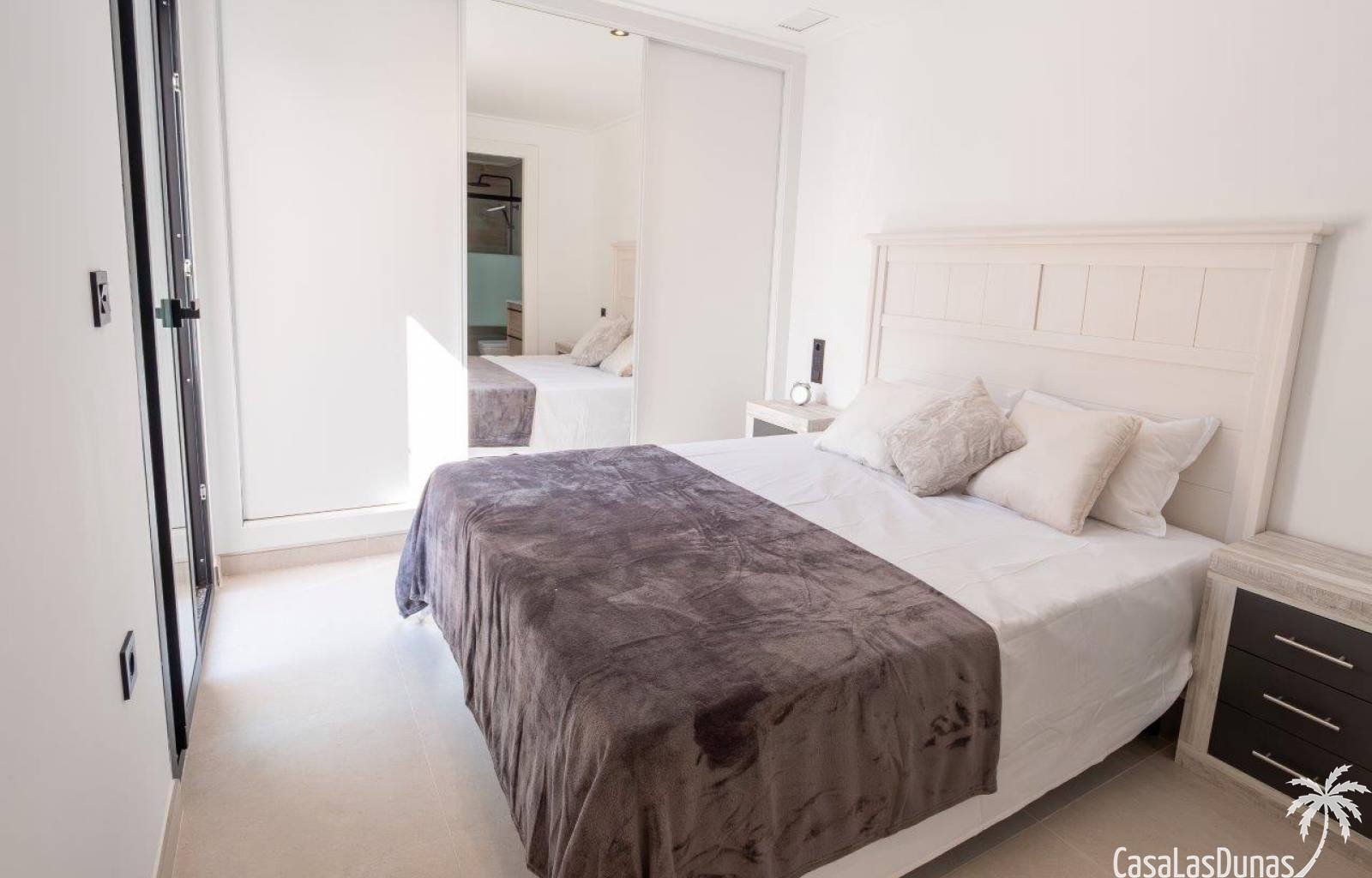  Im Herzen der Wohnanlage La Marina, in einer ruhigen Gegend, liegt dieses neue Projekt mit 15 freistehenden Villen und Doppelhaushälften. Alle Häuser