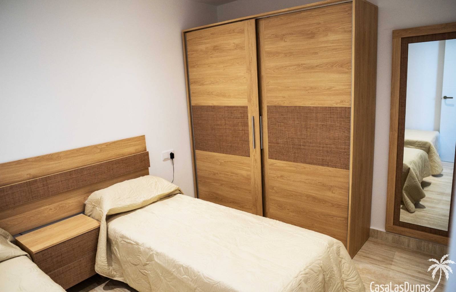  Diese Villa ist schlüsselfertig und sofort bezugsfertig! Sie befindet sich am Golfplatz La Marquesa in Quesada. Sie besteht aus drei Ebenen: einem Un