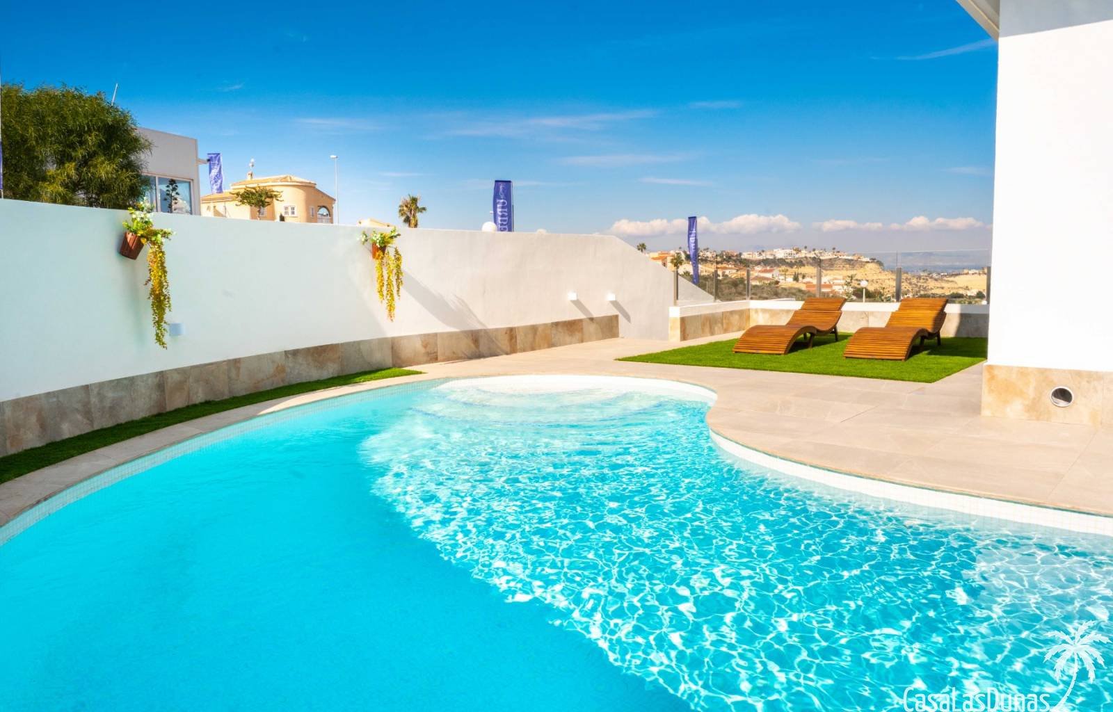  Diese Villa ist schlüsselfertig und sofort bezugsfertig! Sie befindet sich am Golfplatz La Marquesa in Quesada. Sie besteht aus drei Ebenen: einem Un