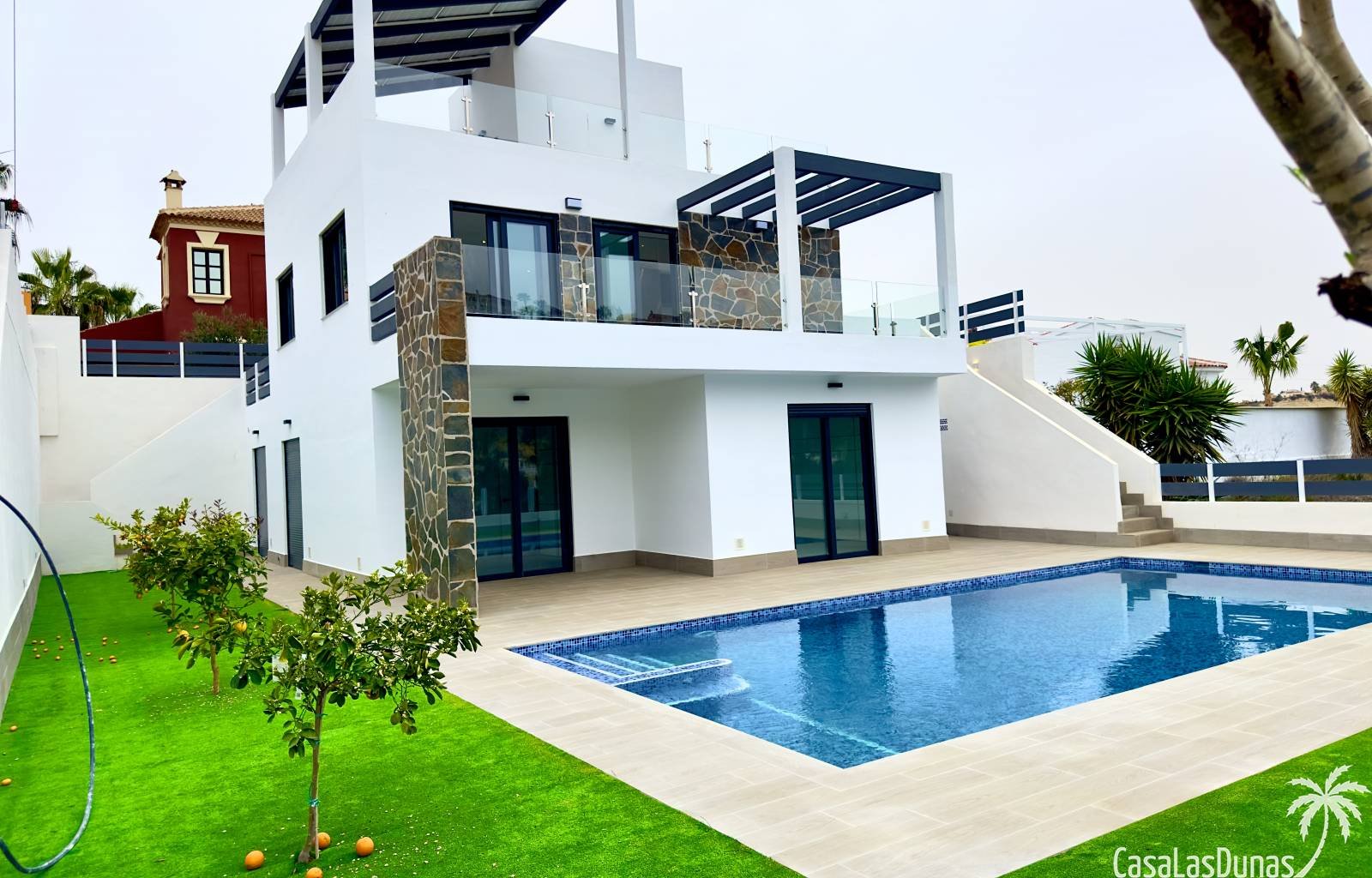 Villa direkt am Golfplatz La Marquesa. Alle Etagen sind mit einem Aufzug erreichbar! Sie verfügt über vier Schlafzimmer und vier Badezimmer, ein groß