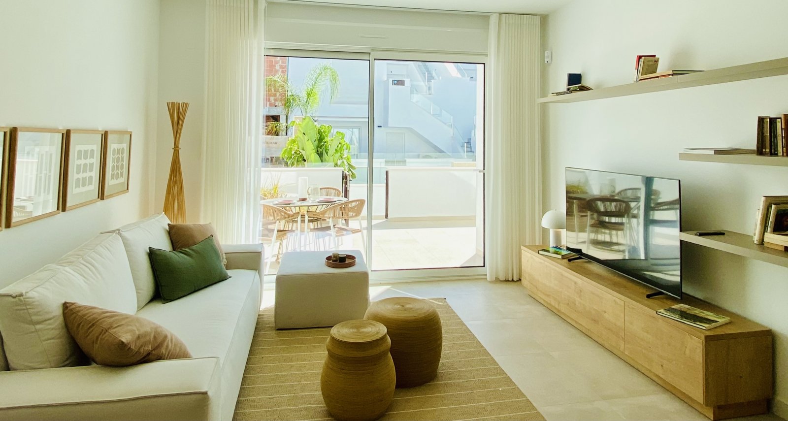 Im charmanten Ort Pilar de la Horadada gelegen, bietet dieser Wohnkomplex eine Auswahl von 12 Bungalows, unterteilt in zwei Typologien: High-Bungalow