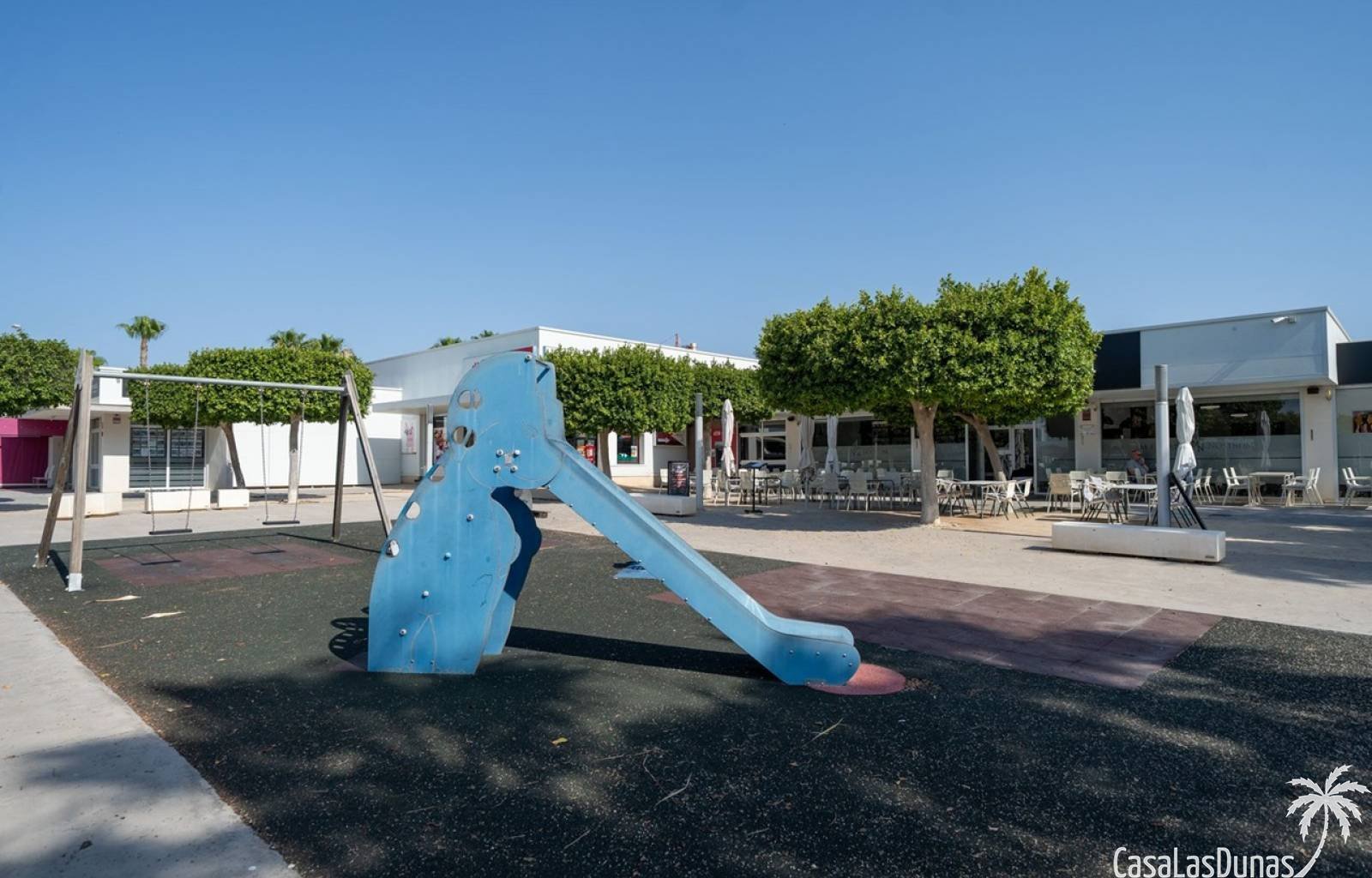  Diese elegante, freistehende Villa vereint moderne Architektur, Komfort und Funktionalität. Das sorgfältig gestaltete zweistöckige Haus bietet einen 