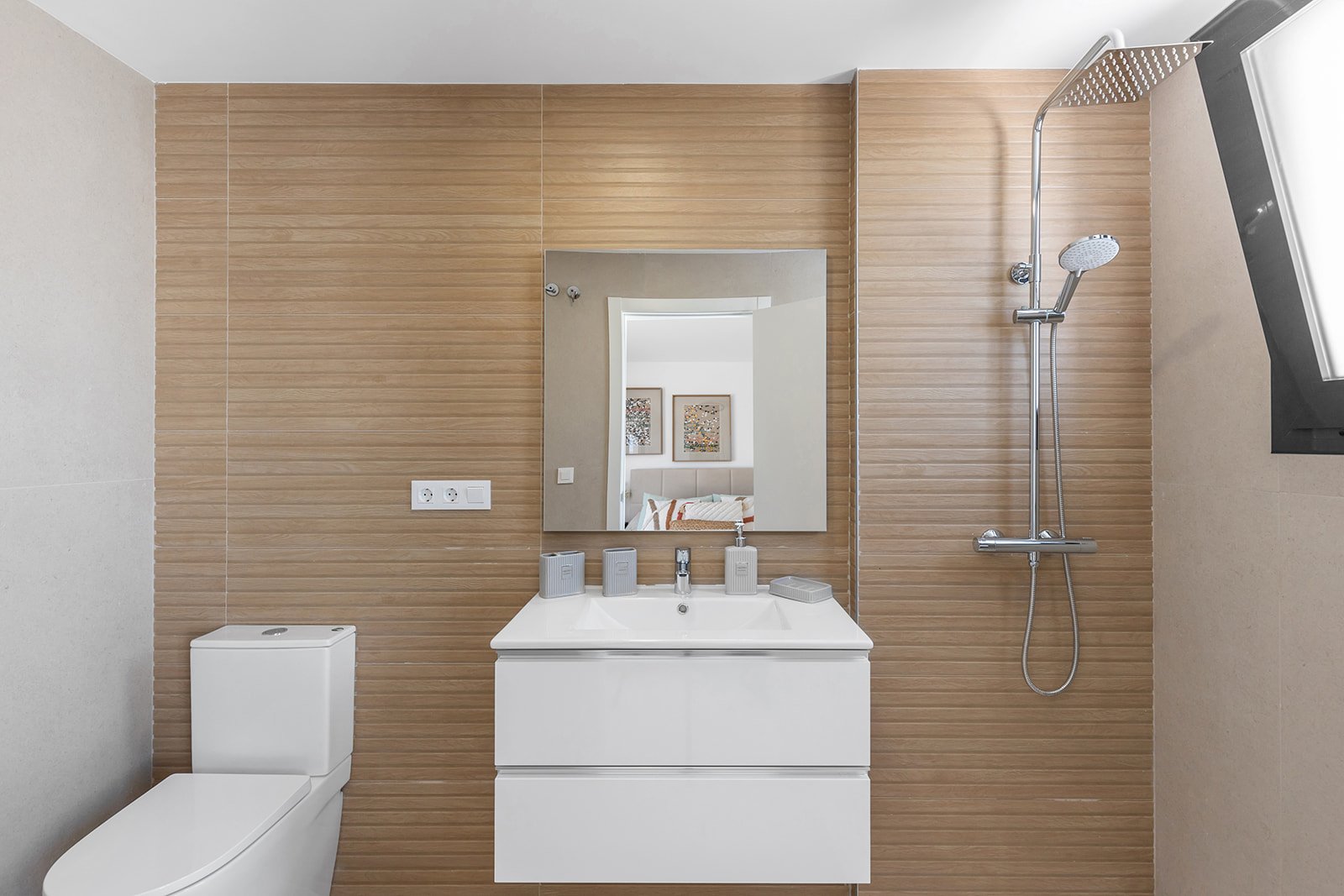  In der charmanten Ortschaft Rafal gelegen, bietet dieser Wohnkomplex eine exklusive Auswahl von 9 Reihenhäusern. Diese Immobilien sind so konzipiert,