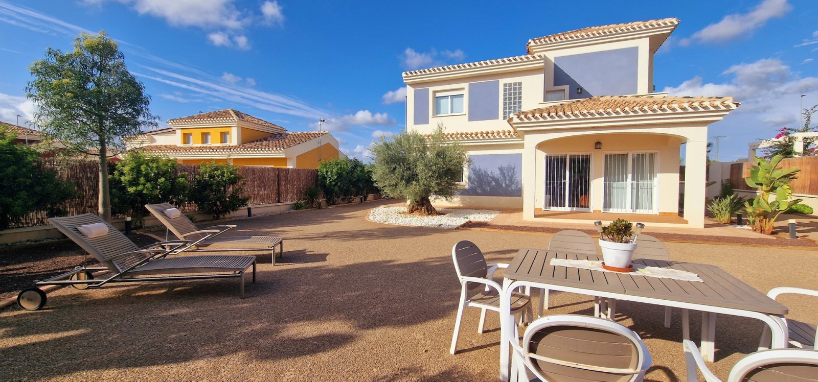  In der ruhigen Gegend von Purias gelegen, bietet diese exklusive Sammlung von 13 unabhängigen Wohnhäusern eine ideale Umgebung für diejenigen, die ei