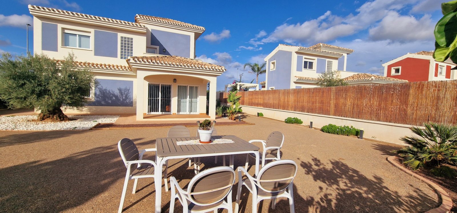  In der ruhigen Gegend von Purias gelegen, bietet diese exklusive Sammlung von 13 unabhängigen Wohnhäusern eine ideale Umgebung für diejenigen, die ei