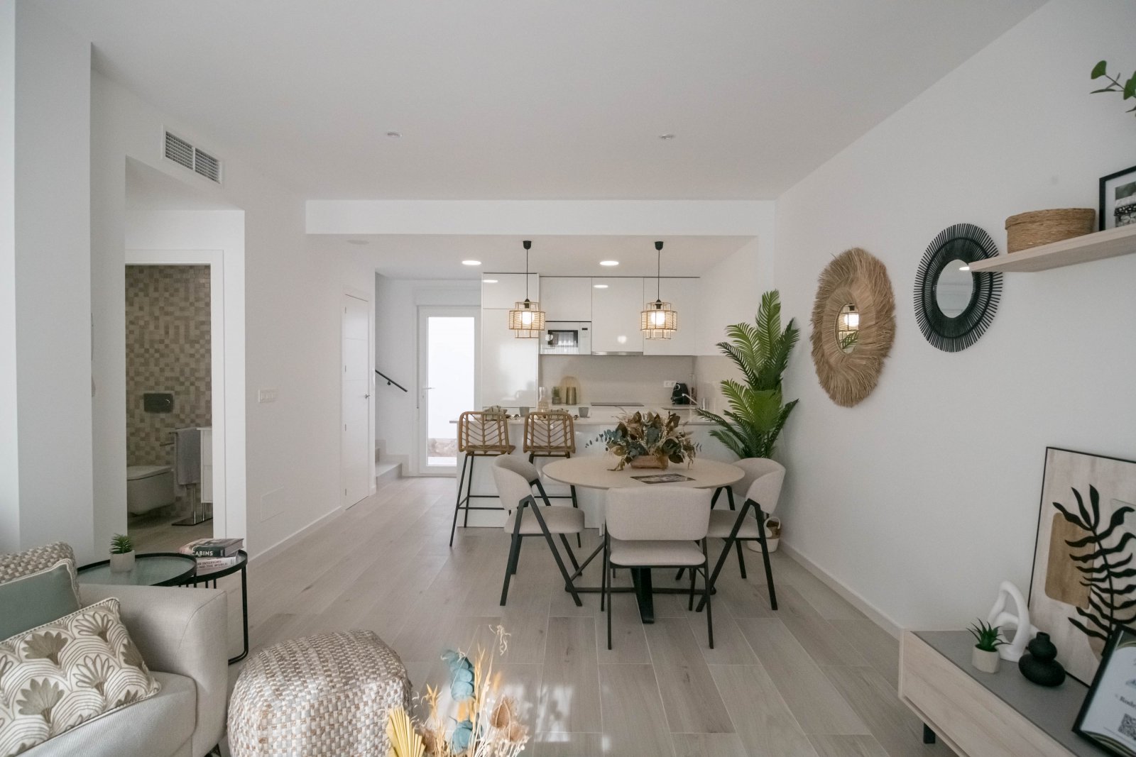  In der ruhigen Ortschaft Jerónimo und Avileses gelegen, bietet diese Wohnanlage 14 Reihenhäuser, die für diejenigen entworfen wurden, die ein Gleichg