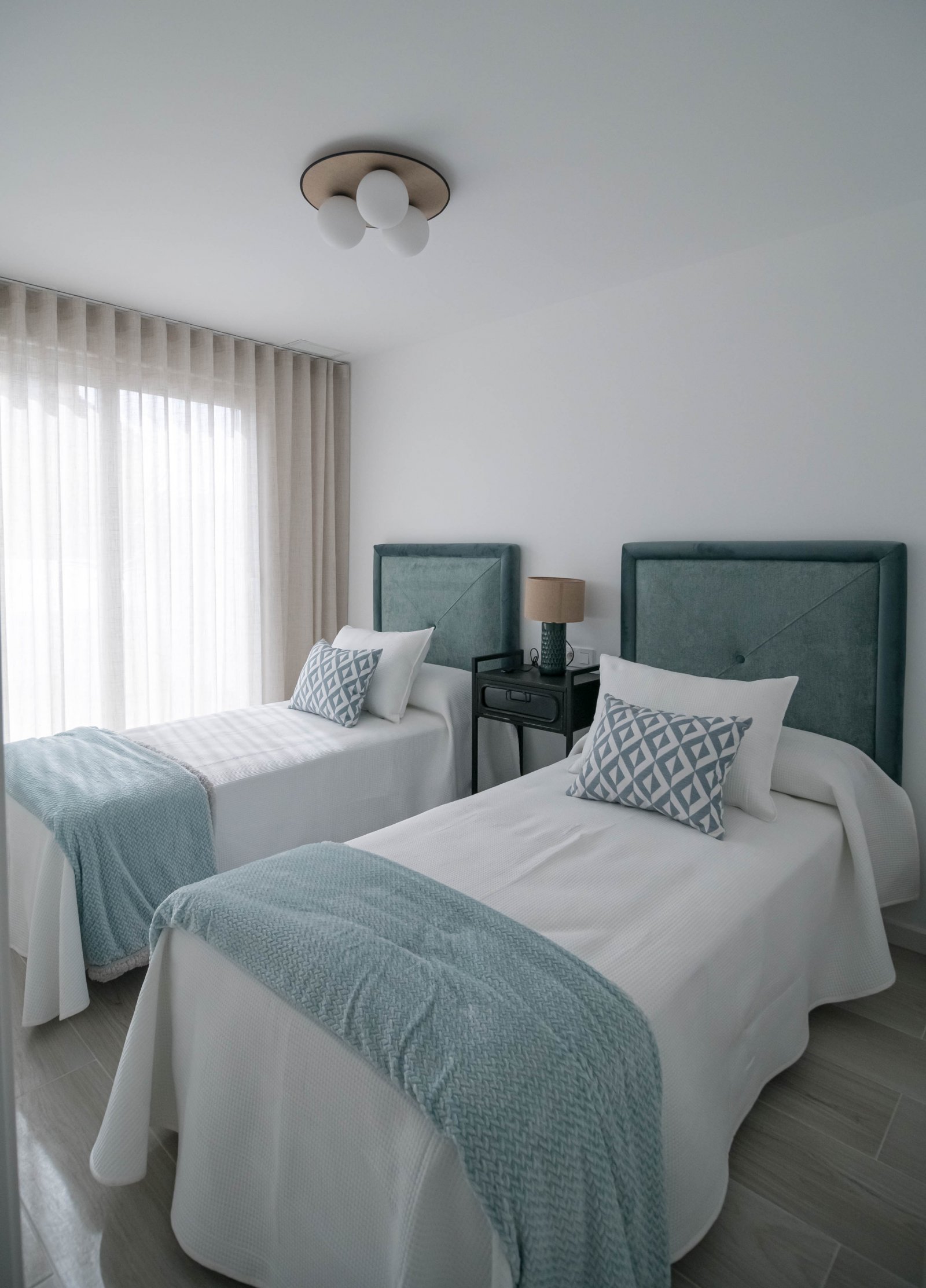  In der ruhigen Ortschaft Jerónimo und Avileses gelegen, bietet diese Wohnanlage 14 Reihenhäuser, die für diejenigen entworfen wurden, die ein Gleichg