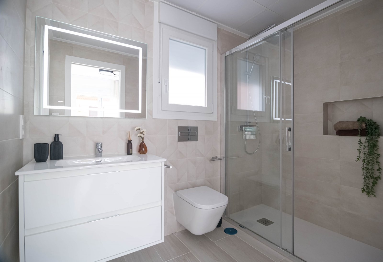  In der ruhigen Ortschaft Jerónimo und Avileses gelegen, bietet diese Wohnanlage 14 Reihenhäuser, die für diejenigen entworfen wurden, die ein Gleichg