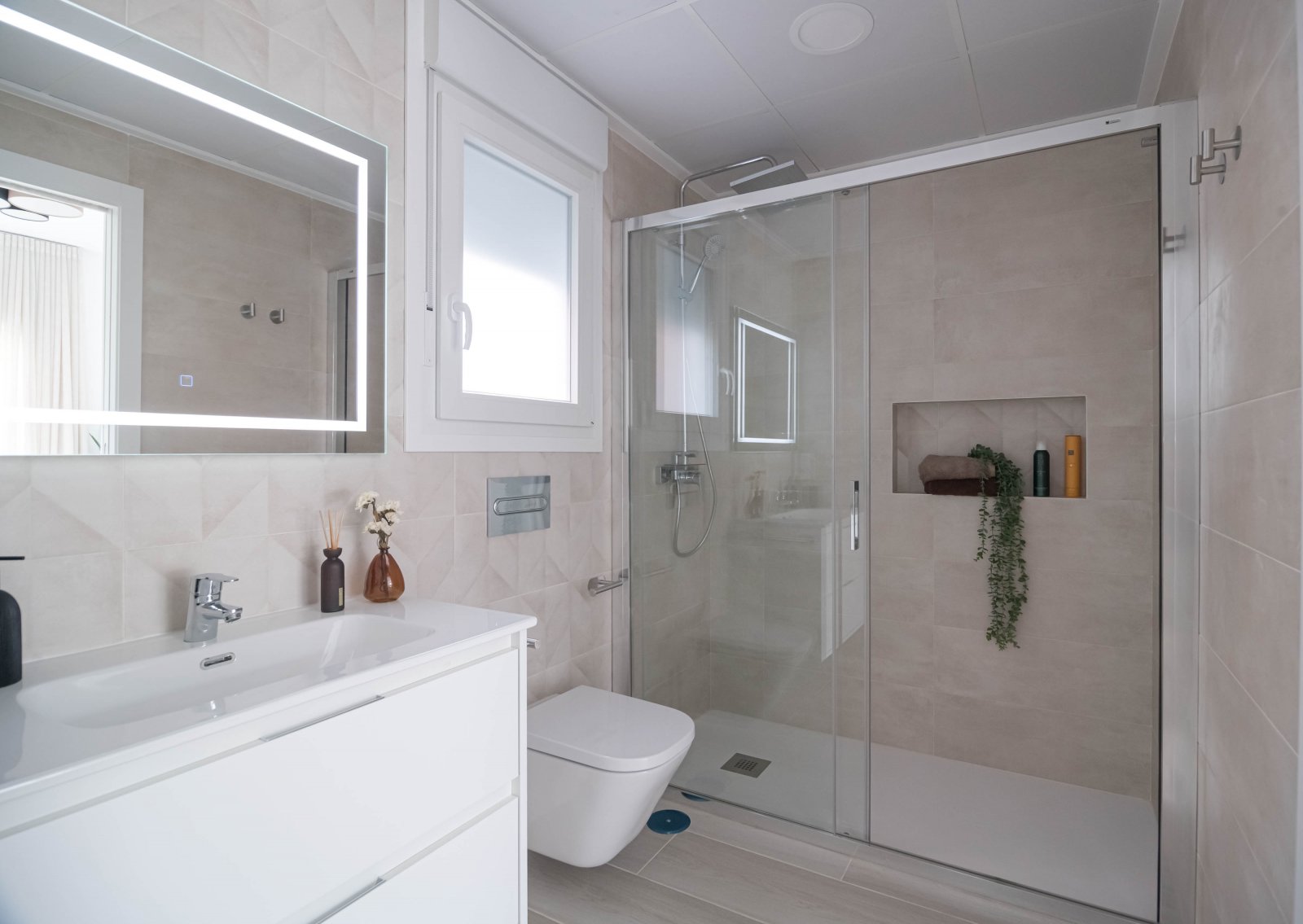  In der ruhigen Ortschaft Jerónimo und Avileses gelegen, bietet diese Wohnanlage 14 Reihenhäuser, die für diejenigen entworfen wurden, die ein Gleichg