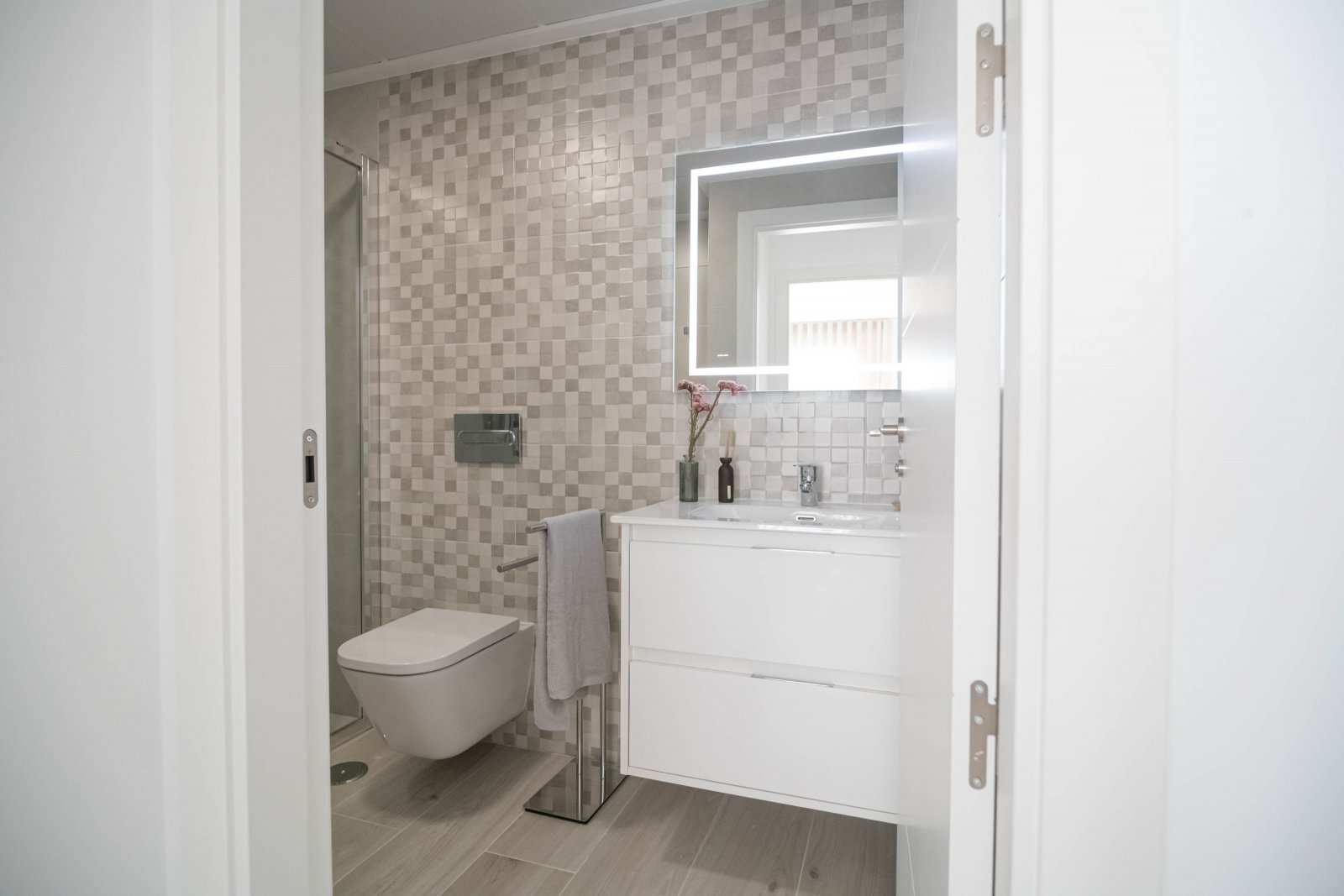  In der ruhigen Ortschaft Jerónimo und Avileses gelegen, bietet diese Wohnanlage 14 Reihenhäuser, die für diejenigen entworfen wurden, die ein Gleichg