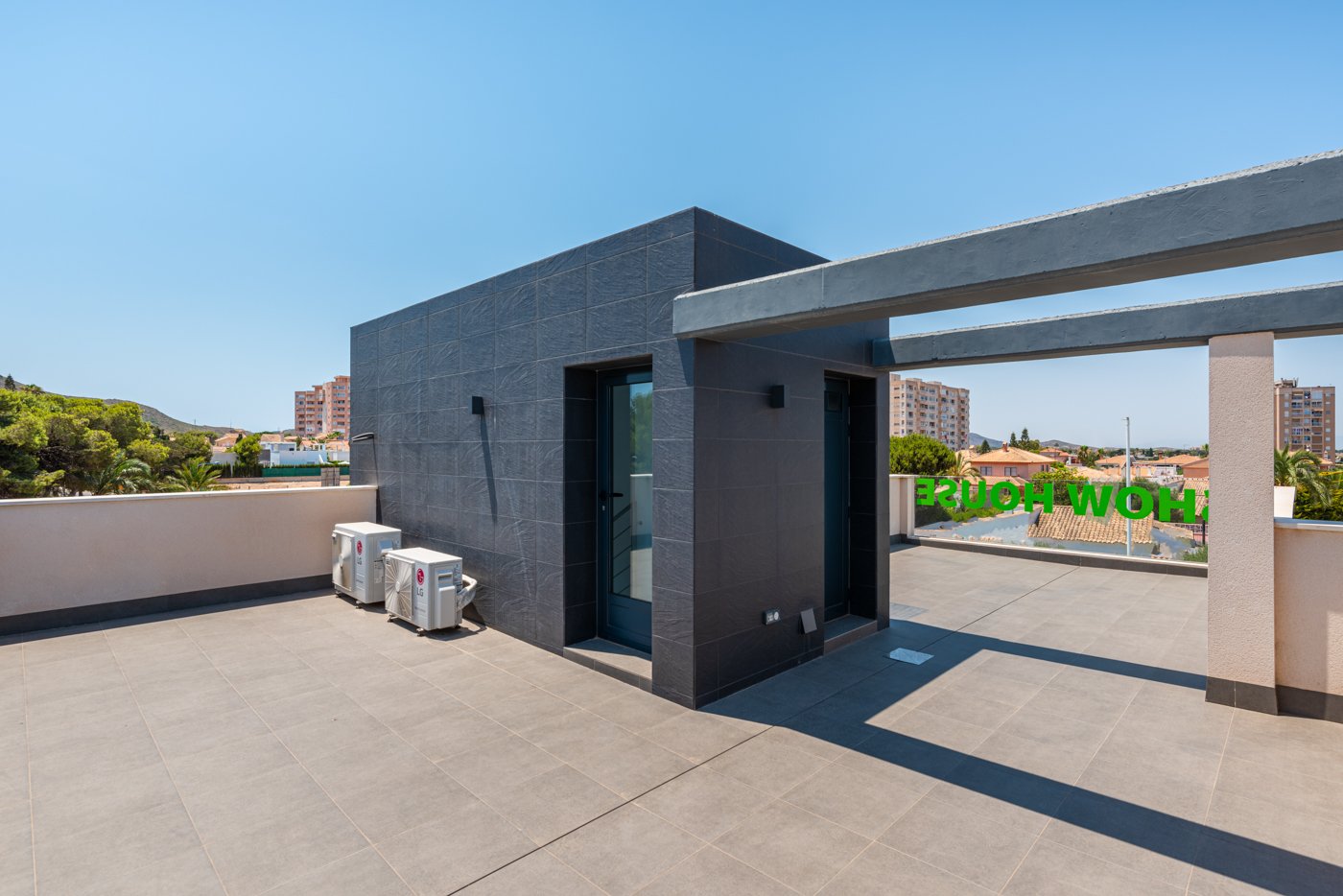 In der exklusiven Gegend von Playa Paraiso gelegen, bietet dieser Komplex von 13 freistehenden Häusern eine privilegierte Umgebung nur 1 km vom Meer