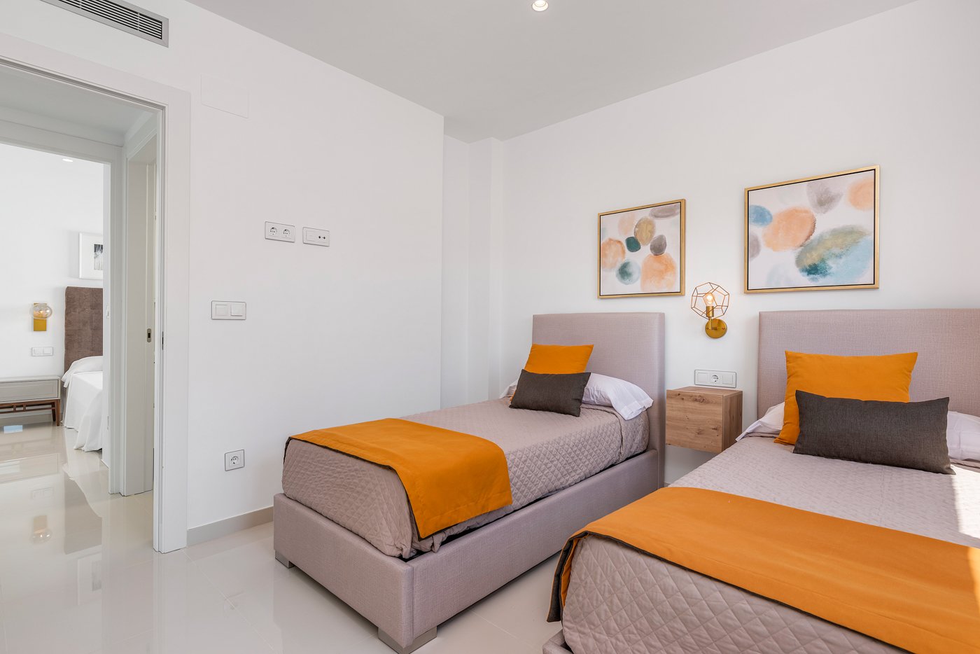  In der exklusiven Gegend von Playa Paraiso gelegen, bietet dieser Komplex von 13 freistehenden Häusern eine privilegierte Umgebung nur 1 km vom Meer 