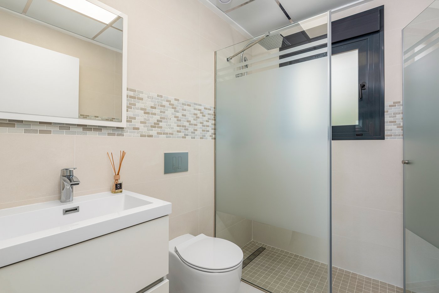  In der exklusiven Gegend von Playa Paraiso gelegen, bietet dieser Komplex von 13 freistehenden Häusern eine privilegierte Umgebung nur 1 km vom Meer 