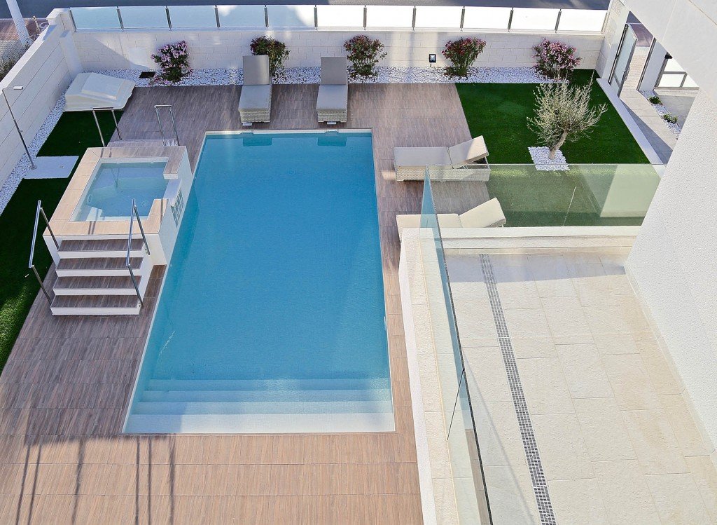  In der prestigeträchtigen Gegend von Dehesa de Campoamor gelegen, bieten diese exklusiven Villen eine privilegierte Umgebung nur 1 km vom Meer entfer