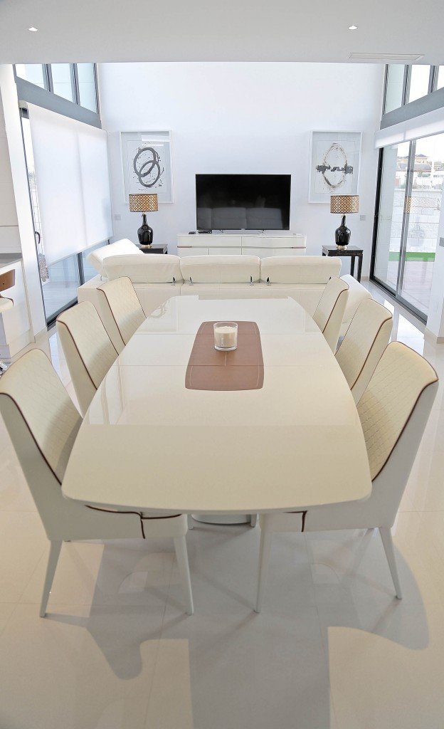  In der prestigeträchtigen Gegend von Dehesa de Campoamor gelegen, bieten diese exklusiven Villen eine privilegierte Umgebung nur 1 km vom Meer entfer