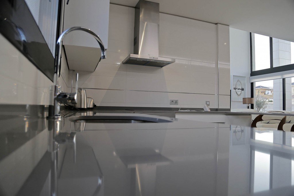  In der prestigeträchtigen Gegend von Dehesa de Campoamor gelegen, bieten diese exklusiven Villen eine privilegierte Umgebung nur 1 km vom Meer entfer