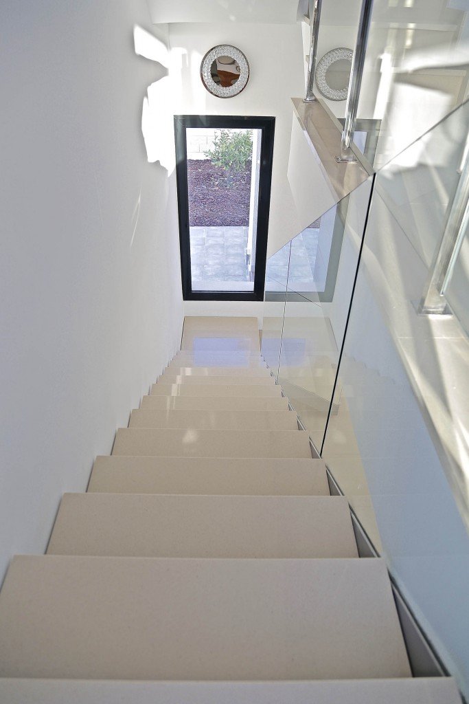  In der prestigeträchtigen Gegend von Dehesa de Campoamor gelegen, bieten diese exklusiven Villen eine privilegierte Umgebung nur 1 km vom Meer entfer