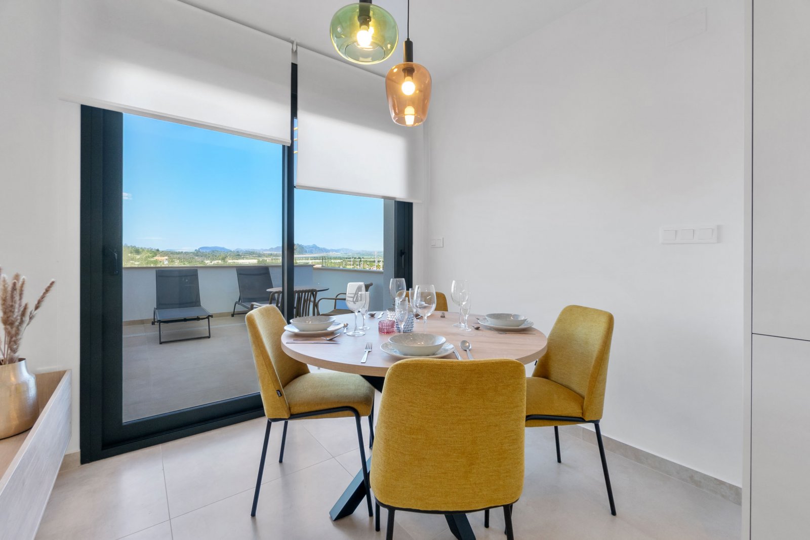  In der charmanten Stadt Torrevieja gelegen, bietet dieser Wohnkomplex eine Auswahl von 34 High-Bungalow- und Low-Bungalow-Immobilien. Diese Wohnungen