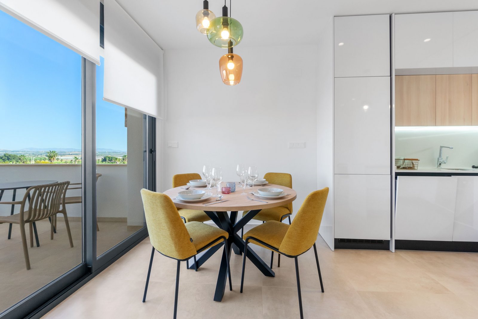 In der charmanten Stadt Torrevieja gelegen, bietet dieser Wohnkomplex eine Auswahl von 34 High-Bungalow- und Low-Bungalow-Immobilien. Diese Wohnungen