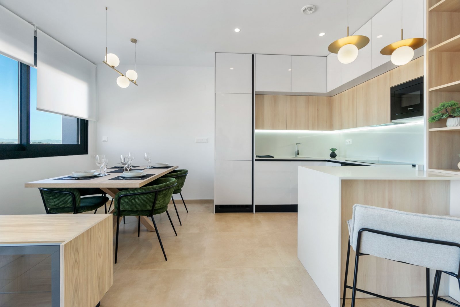 In der charmanten Stadt Torrevieja gelegen, bietet dieser Wohnkomplex eine Auswahl von 34 High-Bungalow- und Low-Bungalow-Immobilien. Diese Wohnungen