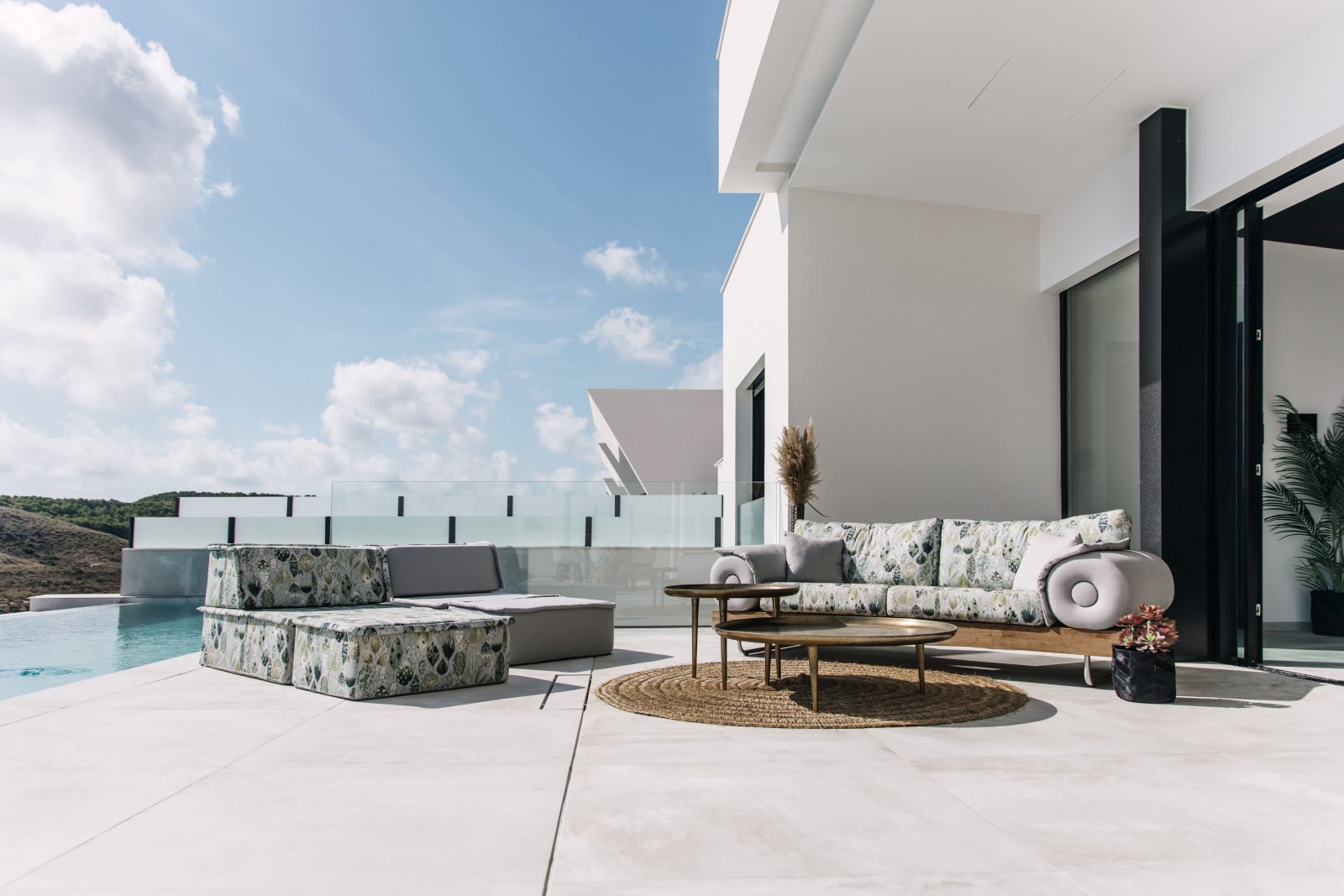 Rojales:  In der charmanten Stadt Rojales gelegen, bietet diese exklusive Sammlung von Villen ein einzigartiges Wohnerlebnis. Mit nur fünf verfügbaren Immobili 