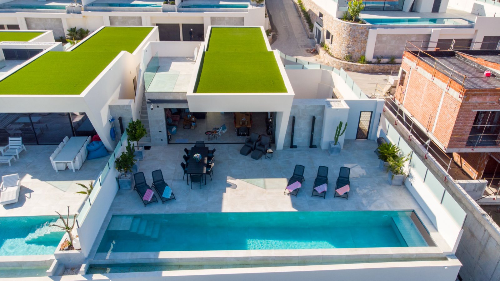  In der charmanten Stadt Rojales gelegen, bietet diese exklusive Sammlung von Villen ein einzigartiges Wohnerlebnis. Mit nur fünf verfügbaren Immobili