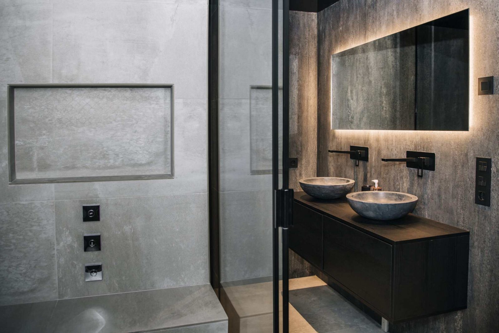  In der charmanten Stadt Rojales gelegen, bietet diese exklusive Sammlung von Villen ein einzigartiges Wohnerlebnis. Mit nur fünf verfügbaren Immobili