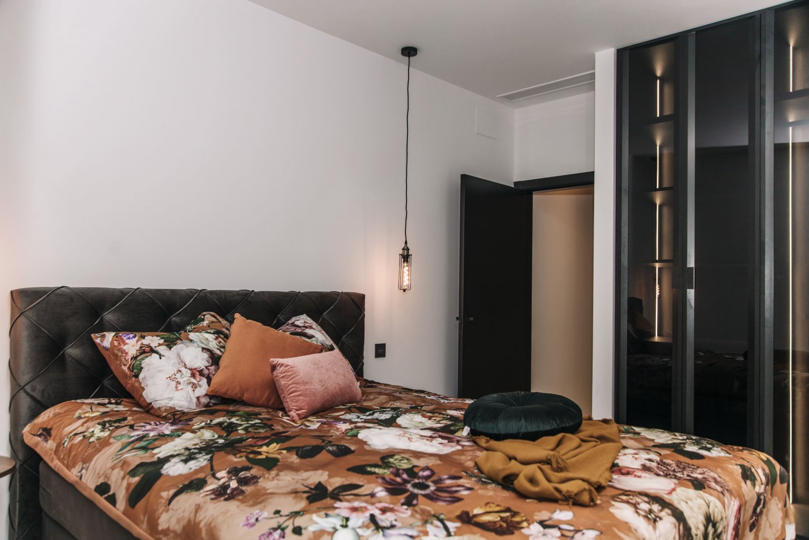  In der charmanten Stadt Rojales gelegen, bietet diese exklusive Sammlung von Villen ein einzigartiges Wohnerlebnis. Mit nur fünf verfügbaren Immobili