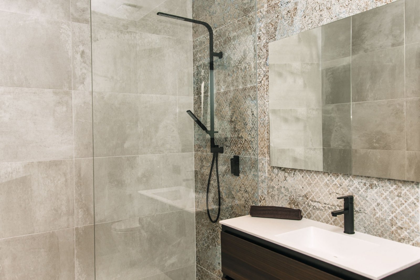  In der charmanten Stadt Rojales gelegen, bietet diese exklusive Sammlung von Villen ein einzigartiges Wohnerlebnis. Mit nur fünf verfügbaren Immobili