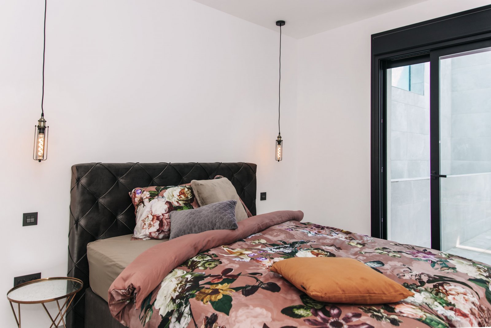  In der charmanten Stadt Rojales gelegen, bietet diese exklusive Sammlung von Villen ein einzigartiges Wohnerlebnis. Mit nur fünf verfügbaren Immobili