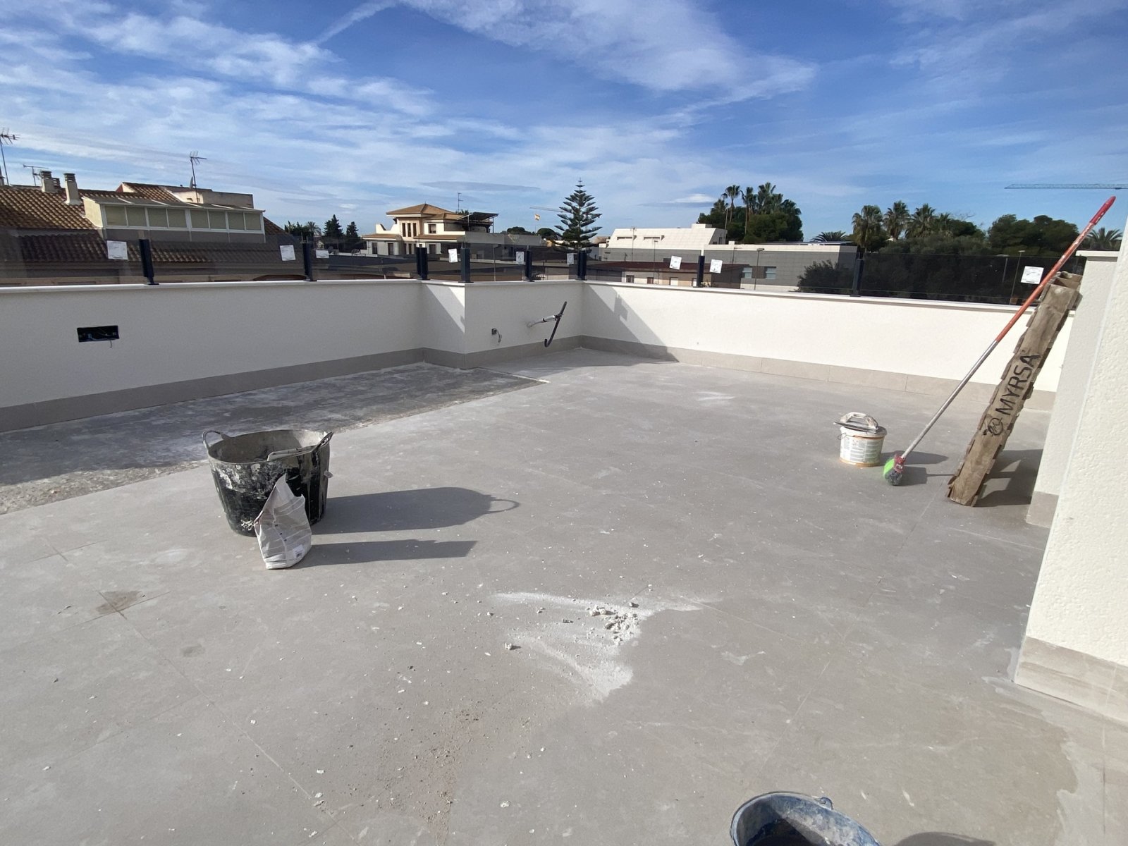 In der charmanten Ortschaft San Pedro del Pinatar gelegen, bietet diese Wohnanlage eine exklusive Auswahl an hohen und niedrigen Bungalows. Mit insge