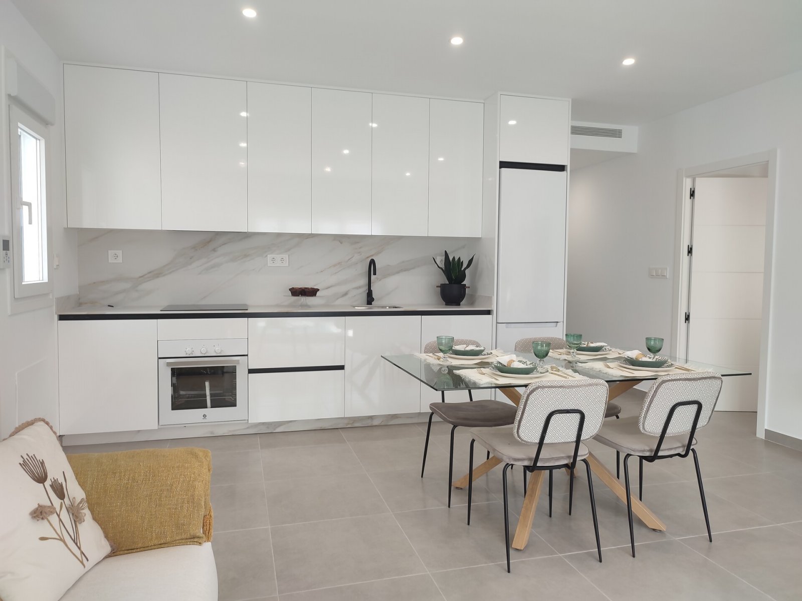 In der charmanten Stadt Torre-Pacheco gelegen, bietet diese exklusive Sammlung unabhängiger Wohnhäuser eine ruhige und gut angebundene Umgebung. Mit