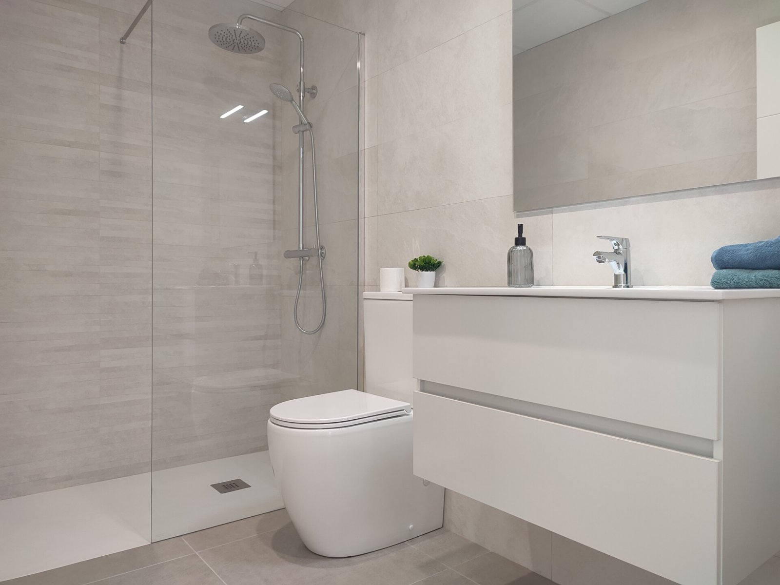 In der charmanten Stadt Torre-Pacheco gelegen, bietet diese exklusive Sammlung unabhängiger Wohnhäuser eine ruhige und gut angebundene Umgebung. Mit