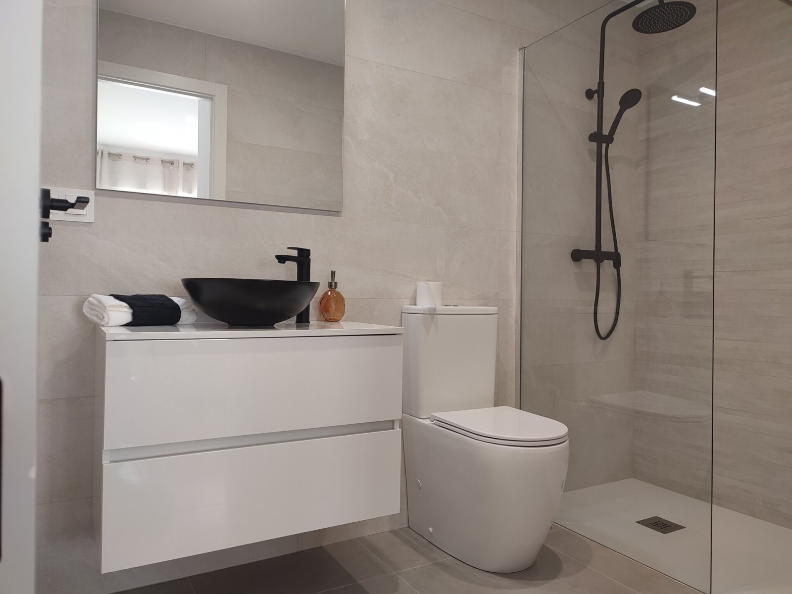 In der charmanten Stadt Torre-Pacheco gelegen, bietet diese exklusive Sammlung unabhängiger Wohnhäuser eine ruhige und gut angebundene Umgebung. Mit