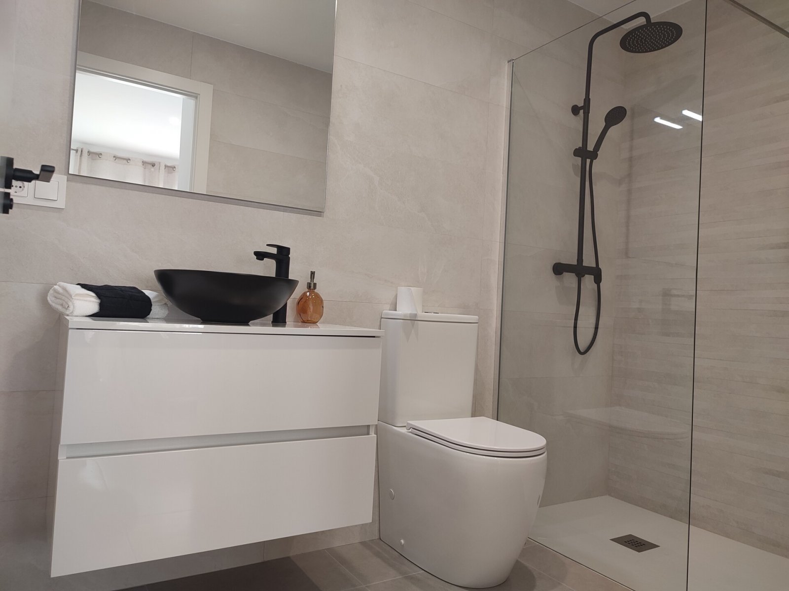 In der charmanten Stadt Torre-Pacheco gelegen, bietet diese exklusive Sammlung unabhängiger Wohnhäuser eine ruhige und gut angebundene Umgebung. Mit