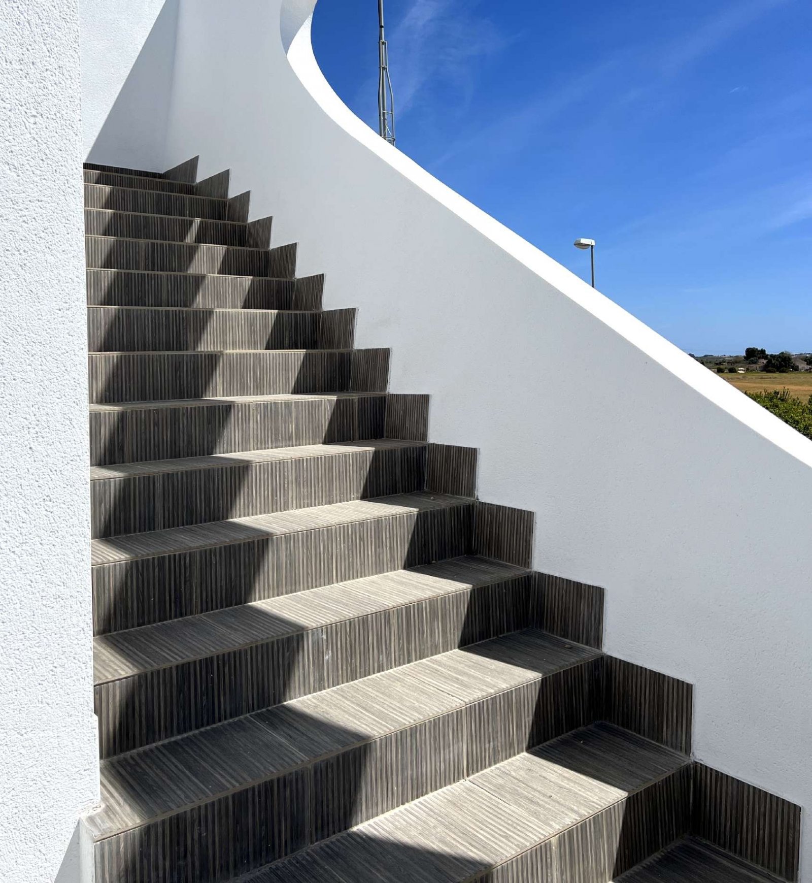  In der charmanten Stadt Rojales gelegen, bietet diese exklusive Sammlung von 7 freistehenden Häusern eine ideale Umgebung für diejenigen, die Ruhe un