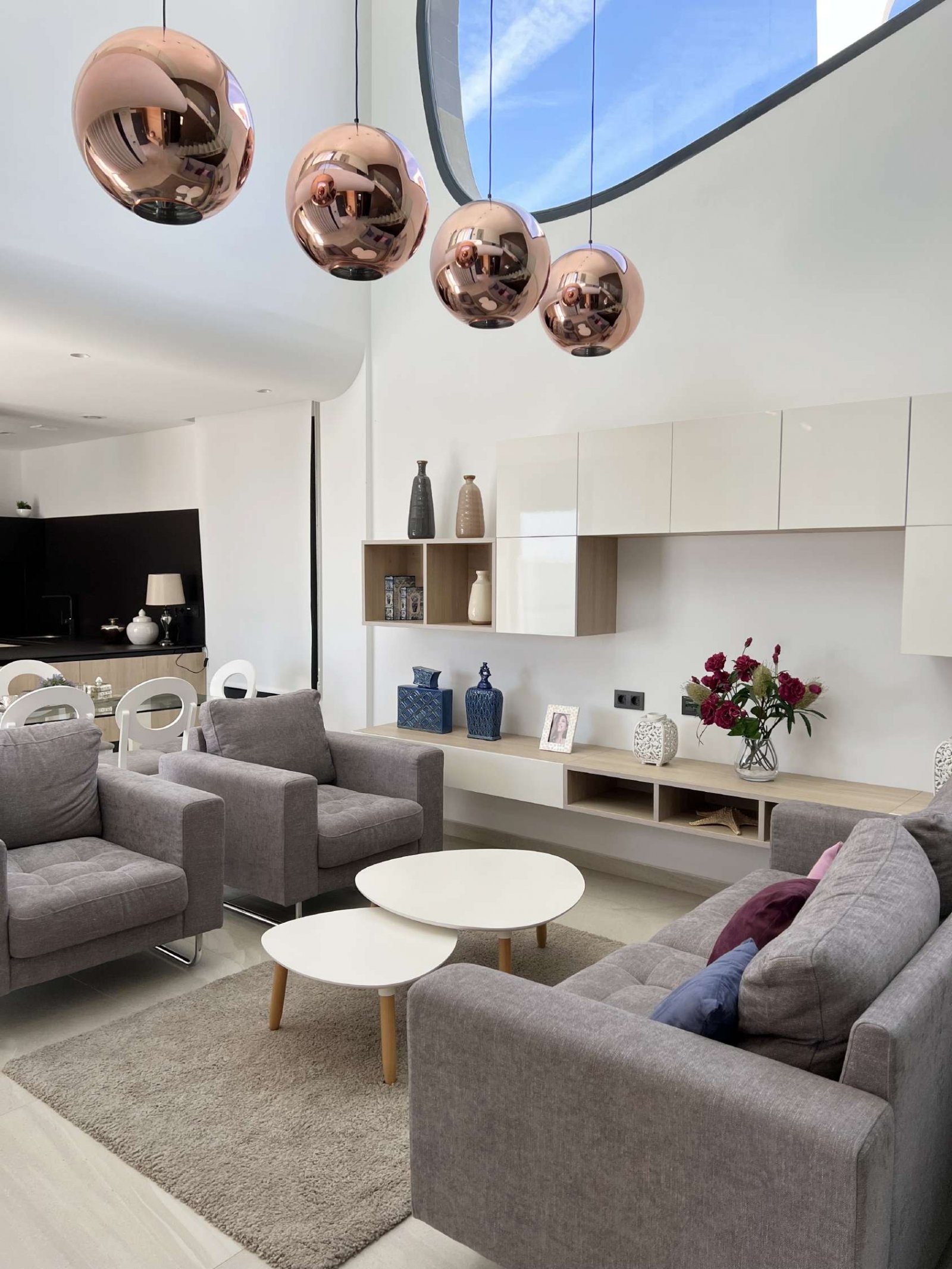 In der charmanten Stadt Rojales gelegen, bietet diese exklusive Sammlung von 7 freistehenden Häusern eine ideale Umgebung für diejenigen, die Ruhe un