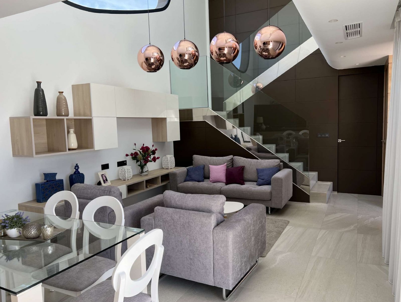 In der charmanten Stadt Rojales gelegen, bietet diese exklusive Sammlung von 7 freistehenden Häusern eine ideale Umgebung für diejenigen, die Ruhe un