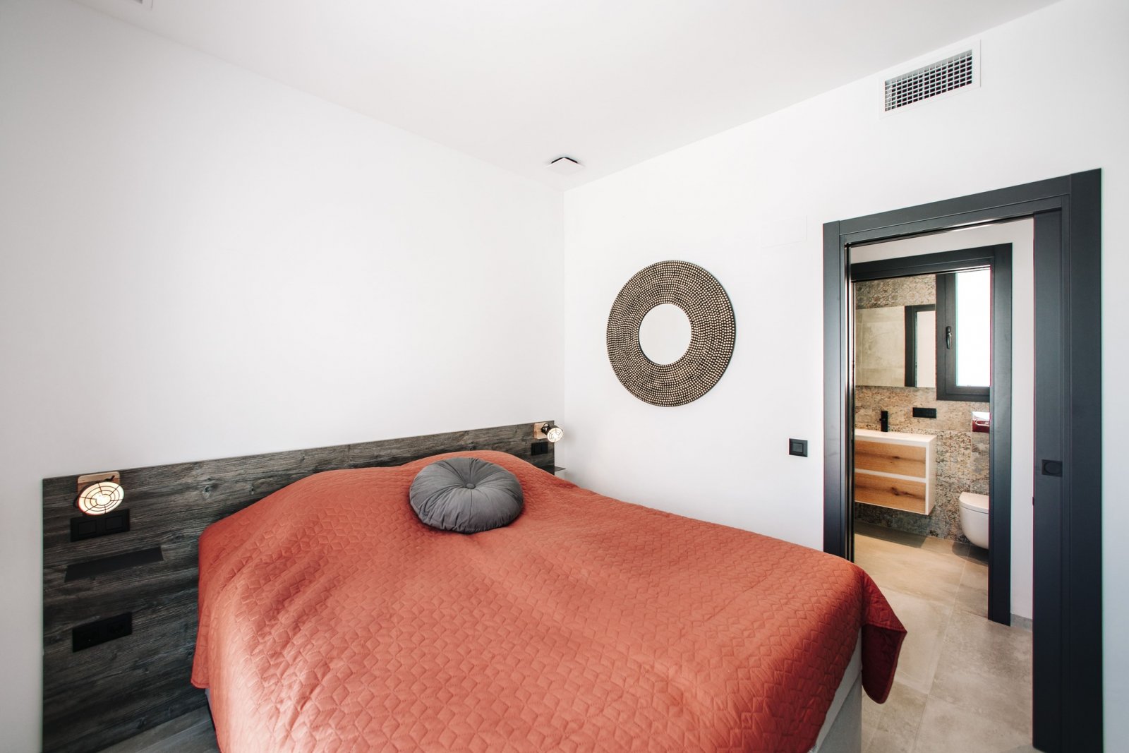  In der charmanten Ciudad Quesada gelegen, bietet dieser Wohnkomplex eine Auswahl von 10 High-Bungalow und Low-Bungalow Immobilien. Die Lage ist ideal