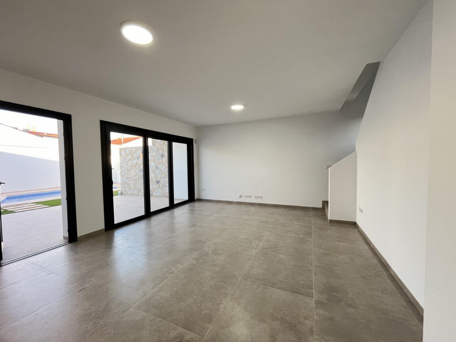  In der charmanten Ortschaft San Pedro del Pinatar gelegen, bietet dieses exklusive freistehende Chalet eine einzigartige Gelegenheit, das Leben an de