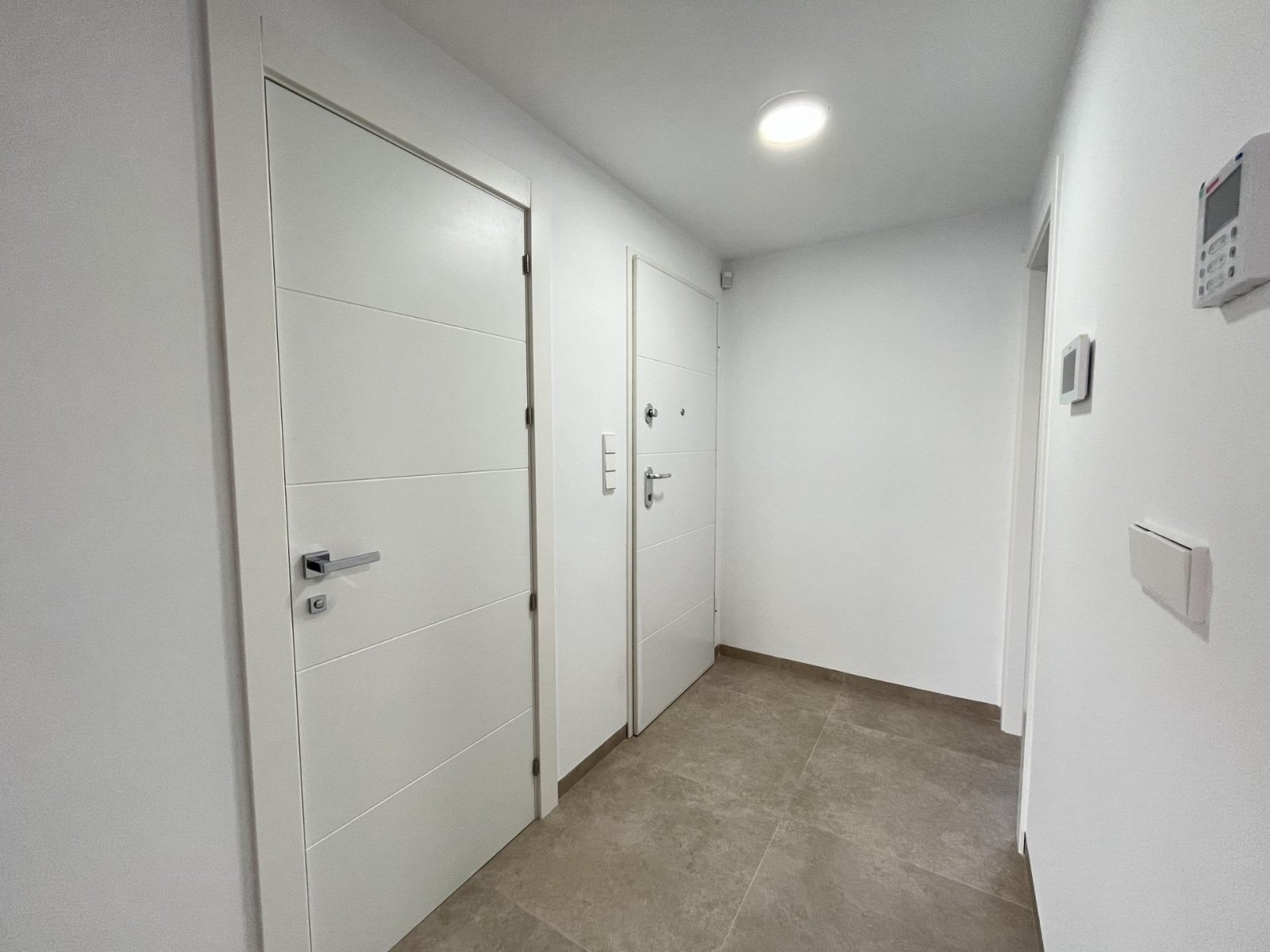  In der charmanten Ortschaft San Pedro del Pinatar gelegen, bietet dieses exklusive freistehende Chalet eine einzigartige Gelegenheit, das Leben an de