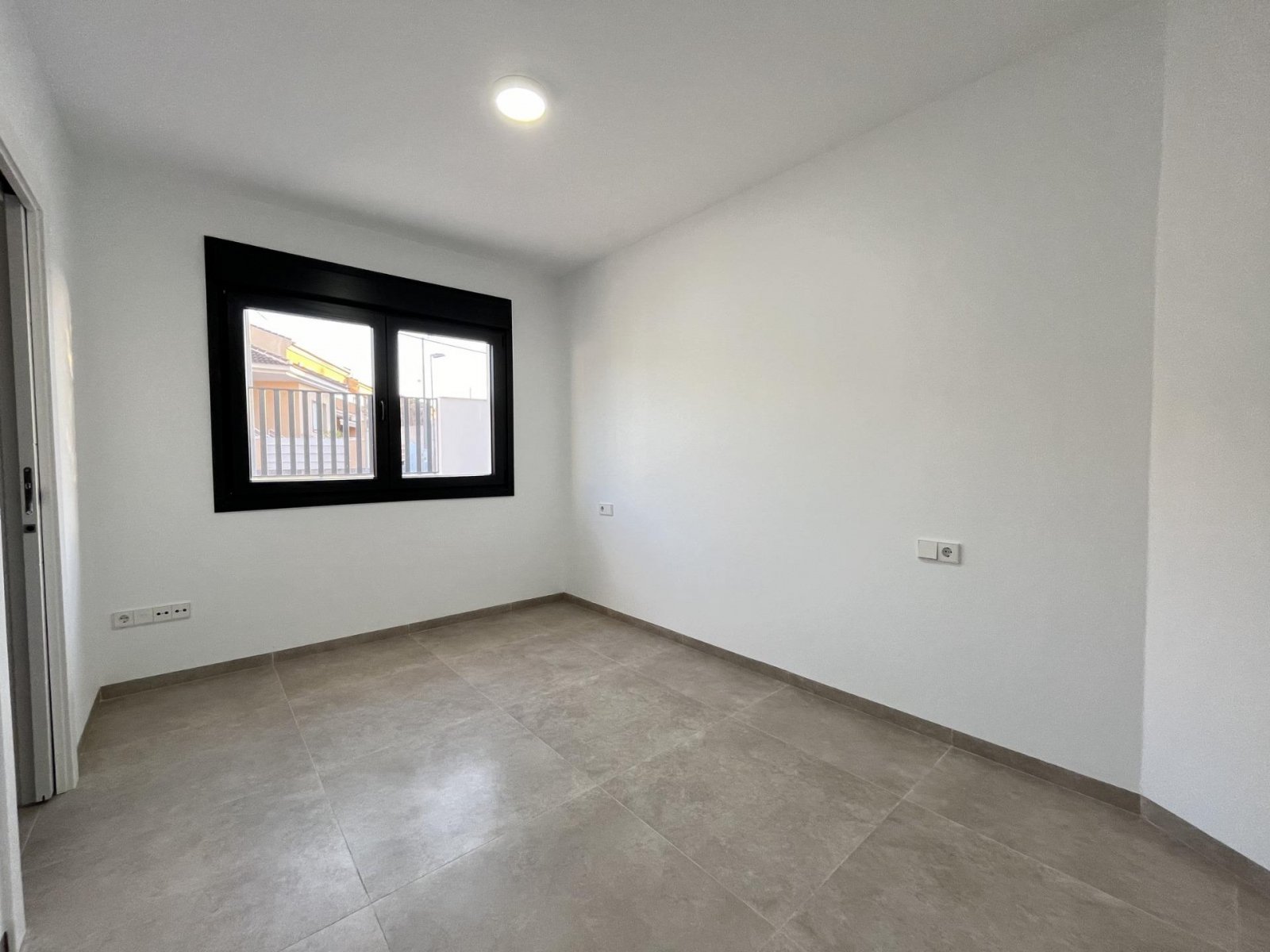  In der charmanten Ortschaft San Pedro del Pinatar gelegen, bietet dieses exklusive freistehende Chalet eine einzigartige Gelegenheit, das Leben an de