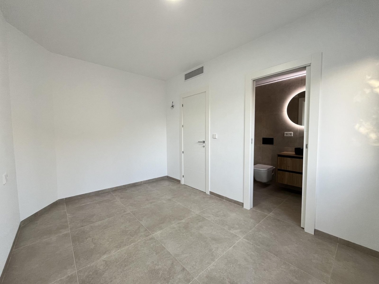  In der charmanten Ortschaft San Pedro del Pinatar gelegen, bietet dieses exklusive freistehende Chalet eine einzigartige Gelegenheit, das Leben an de