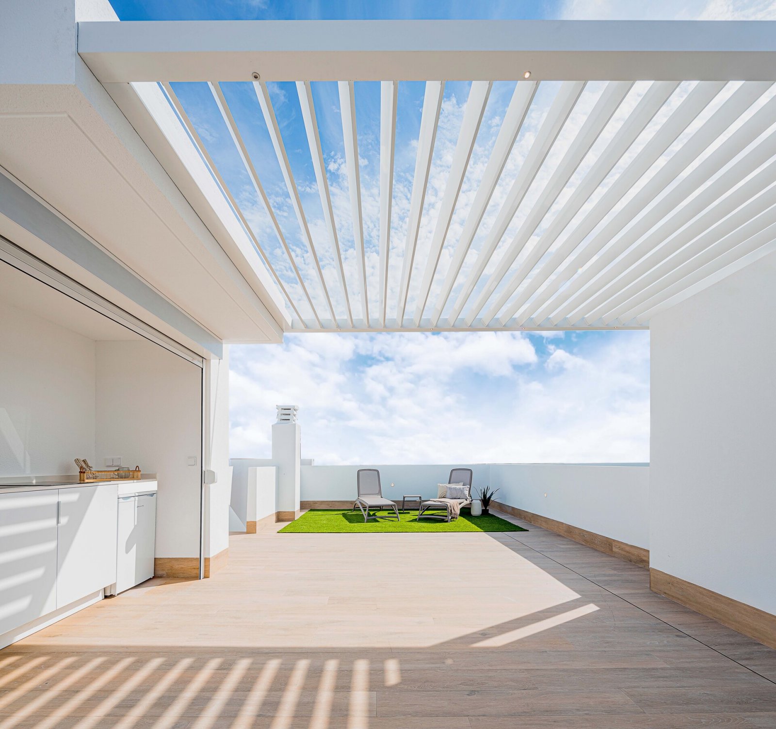  In der charmanten Stadt San Pedro del Pinatar gelegen, bietet diese Wohnanlage ein einzigartiges Wohnerlebnis mit Meerblick. Die Nähe zur Küste, nur 