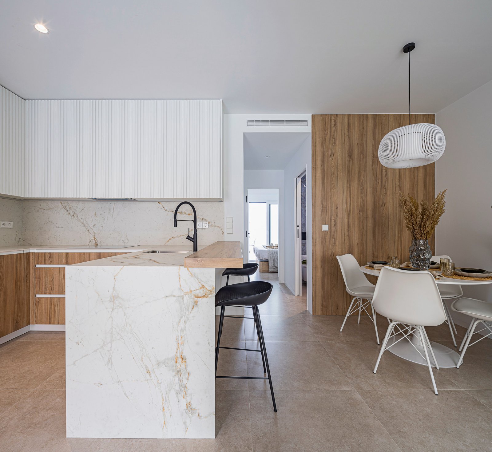  In der charmanten Stadt San Pedro del Pinatar gelegen, bietet diese Wohnanlage ein einzigartiges Wohnerlebnis mit Meerblick. Die Nähe zur Küste, nur 