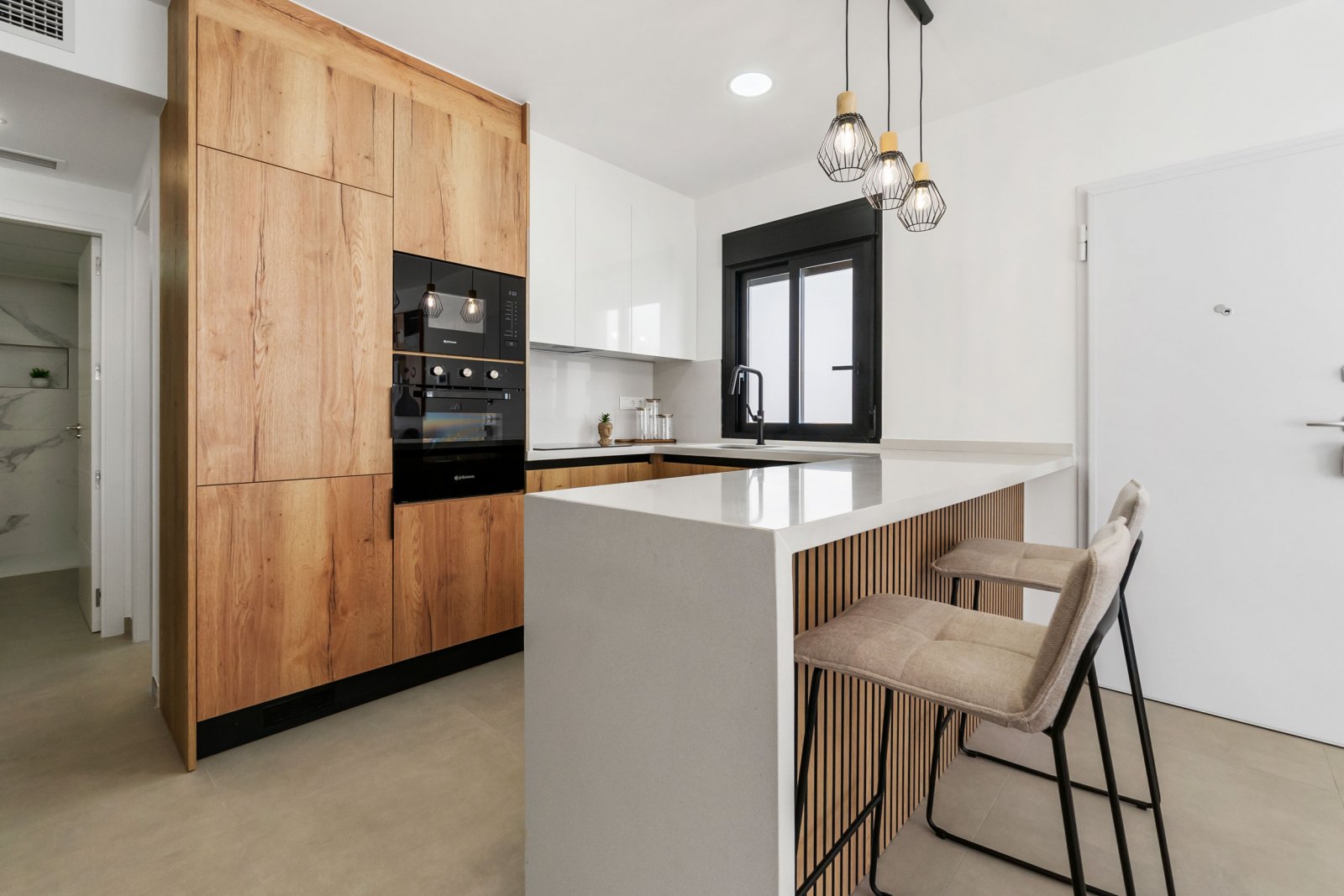  In der charmanten Stadt Santiago de la Ribera gelegen, bietet diese exklusive Sammlung von Reihenhäusern eine ideale Umgebung für diejenigen, die ein