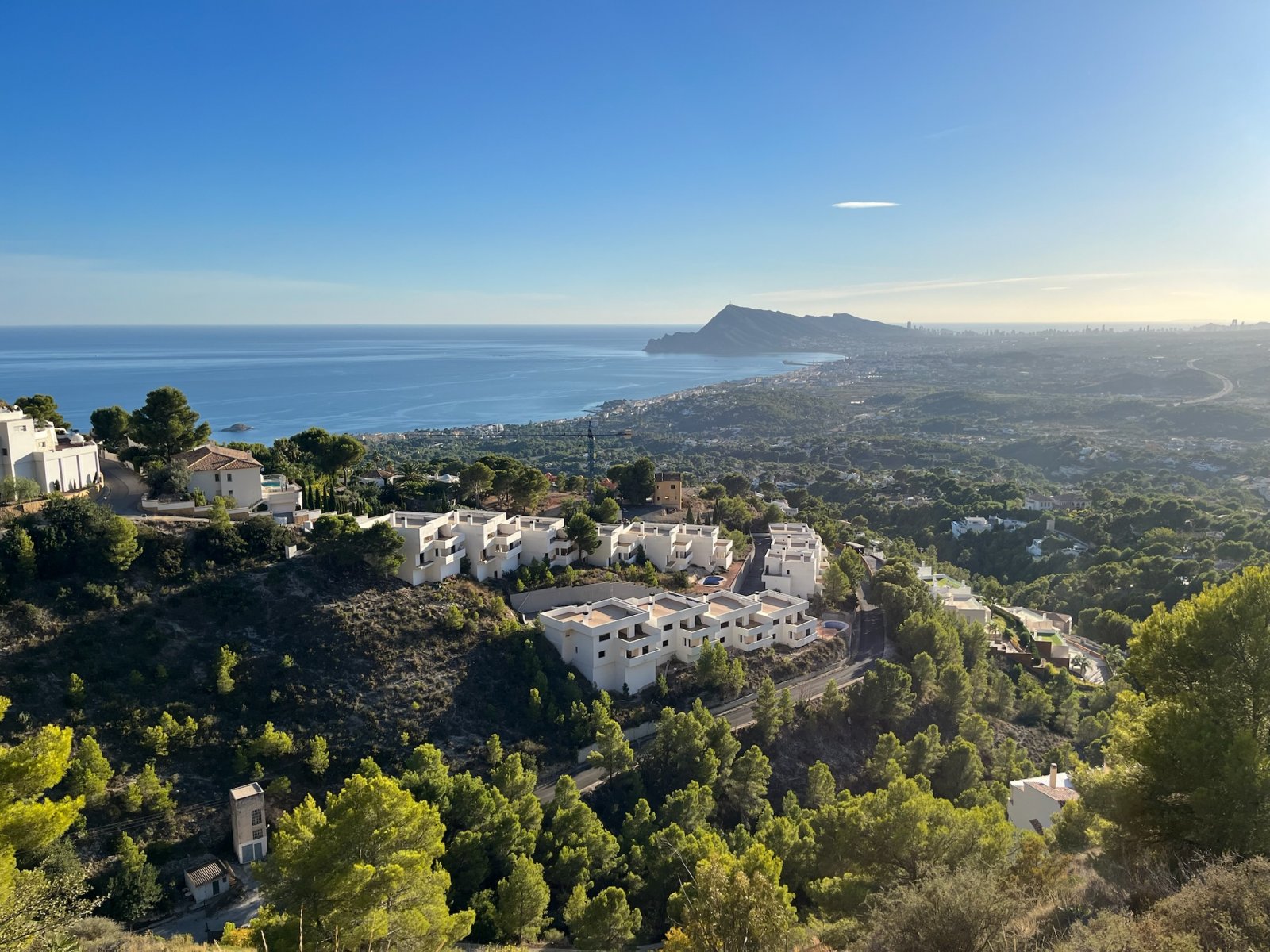  In der exklusiven Gegend von Altea gelegen, bietet diese Sammlung von 13 Immobilien eine Umgebung von Luxus und Komfort. Die freistehenden Villen zei